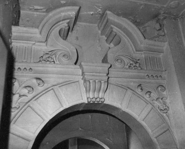 detail van de poort tussen voor- en achterhuis
foto (tussen 1970 en 1985) gemeente Leeuwarden, Monumentenzorg