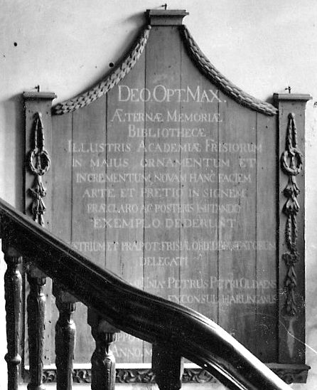 gedenkbord 1684 zonder de wapenborden, 1946 in stadhuis Franeker; foto RDMZ